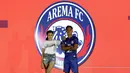 Pemain Arema FC, Aji Saka, memamerkan jersey tim Arema FC saat launching Shopee Liga 1 di Hotel Fairmont, Jakarta, Senin (24/2). Sebanyak 18 klub pamerkan jersey untuk kompetisi Shopee Liga 1 2020. (Bola.com/Yoppy Renato)