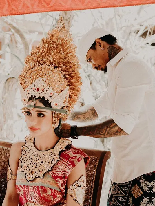 Ini adalah salah satu rangkaian upacara yang akan dijalani oleh Nora Alexandra dan Jerinx SID sebelum nantinya menikah. Sebagai seoarng musisi yang telah berusia 42 tahun, Jerinx akan menikah dengan Nora yang berusia 24 tahun. (Liputan6.com/IG/@ncdpapl)