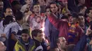 Kala Real Madrid bertandang ke markas Barcelona saat El Clasico musim 2002/2003. Beberapa kelompok suporter Barcelona membakar poster Figo dan melakukan aksi pelemparan ke dalam stadion ketika Figo hendak melakukan sepak pojok. (AFP/Christophe Simon)