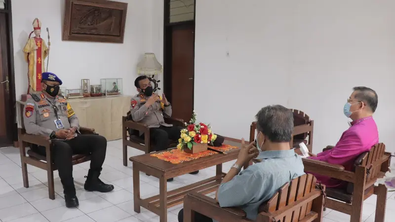 Kapolda Sulut Irjen Pol RZ Panca Putra mengunjungi sekaligus berdiskusi dengan Uskup Manado Mgr Benediktus Untu MSC, Jumat (18/12/2020).
