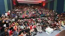 Fans yang tergabung dalam Arsenal Indonesia Supporter (AIS) tumpah ruah saat acara Roaring Night Arsenal vs Everton di Bulungan Theatre Building, Jakarta, Minggu (19/5/2024). (Bola.com/M Iqbal Ichsan)