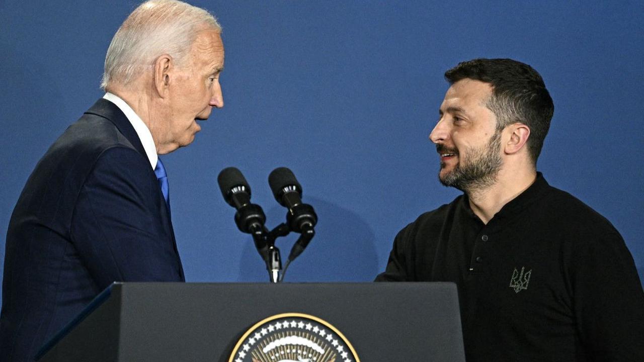 Zelenskiy menanggapi kekeliruan Biden itu dengan mengatakan, "Saya lebih baik (daripada Putin)."<br>