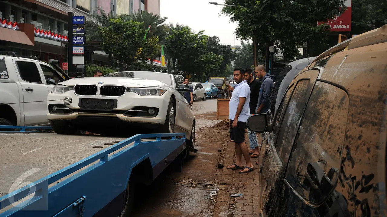 20160828-Pasca Banjir Kemang, Sejumlah Mobil Dievakuasi-Jakarta