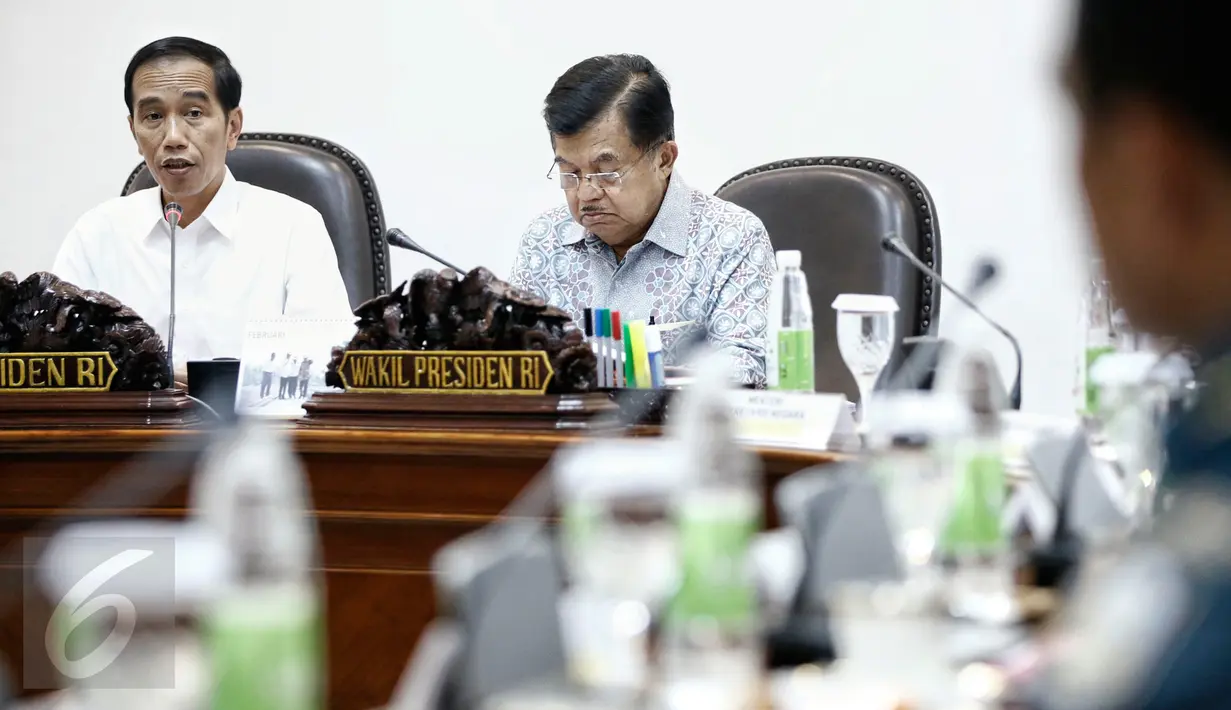 Presiden Joko Widodo (kiri), bersama Wakil Presiden Jusuf Kalla memimpin rapat terbatas di Kantor Presiden, Jakarta, Selasa (23/2). Dalam ratas tersebut membahas Pembangunan Kekuatan Tentara Nasional Indonesia (TNI). (Liputan6.com/Faizal Fanani)