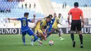 Pemain Persib Bandung, Beckham Putra, berusaha melewati pemain Arema FC pada laga pekan keenam BRI Super League 2025/2026 di Stadion Kanjuruhan, Kabupaten Malang, Senin (22/9/2025) sore WIB. (Bola.com/Iwan Setiawan)