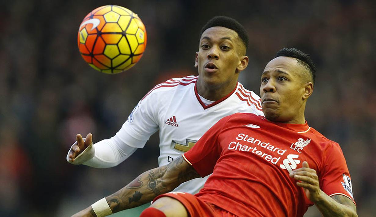 Striker MU, Anthony Martial, berebut bola dengan bek sayap Liverpool, Nathaniel Clyne pada laga Liga Premier Inggris di Stadion Anfield. Berkat kemenangan ini Setan Merah mampu bertahan di posisi kelima klasemen sementara. (Reuters/Carl Recine)