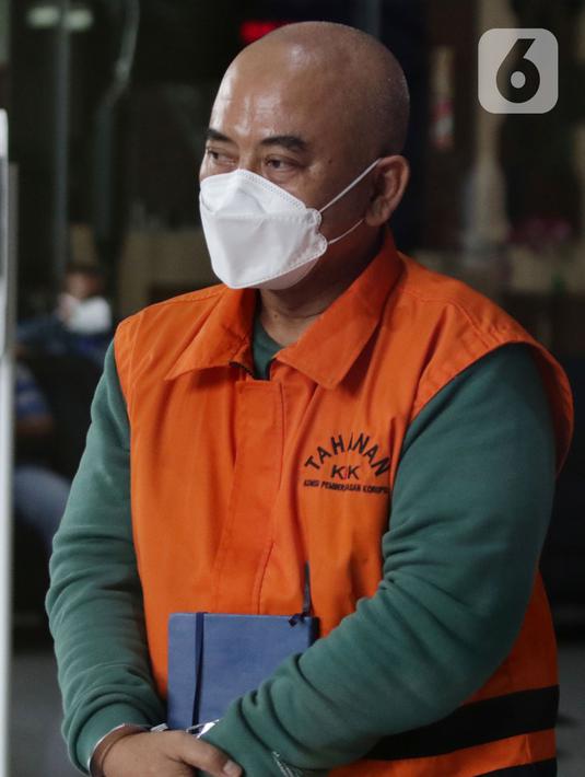 Wali Kota Bekasi nonaktif Rahmat Effendi usai menjalani pemeriksaan lanjutan di Gedung KPK, Jakarta, Kamis (17/2/2022). Rahmat Effendi diperiksa sebagai tersangka dugaan penerimaan suap pengadaan barang, jasa serta lelang jabatan di Pemkot Bekasi. (Liputan6.com/Helmi Fithriansyah)