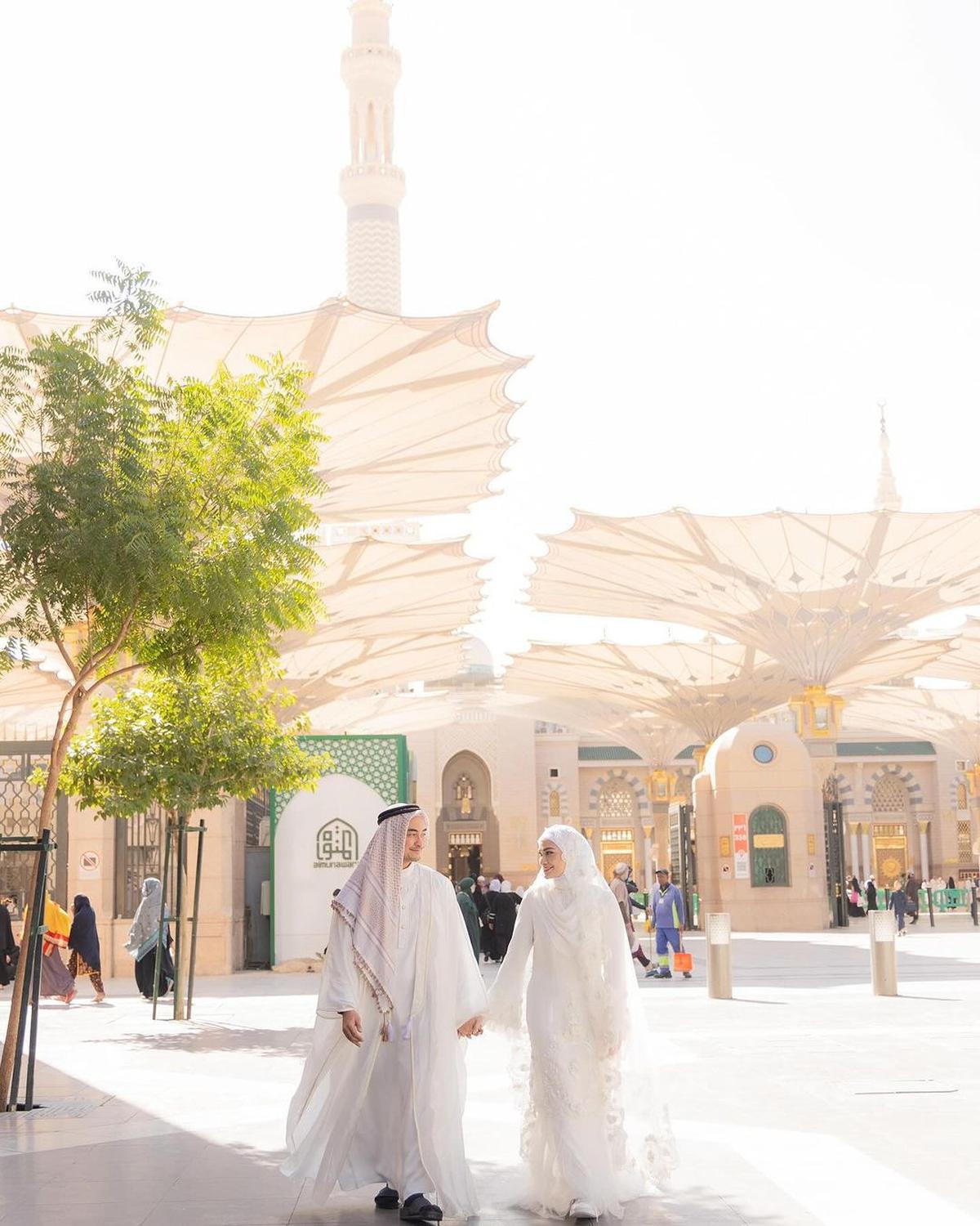 Momen Akad Nikah Zumi Zola dan Putri Zulhas di Masjid Nabawi Madinah