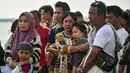 Sejumlah korban kebakaran kapal KM Mutiara Sentosa II berada di atas Kapal Negara (KN) Masalembo bersiap untuk bersandar di Dermaga Jamrud Utara, Pelabuhan Tanjung Perak, Surabaya, Jawa Timur, Selasa (4/8/2026).