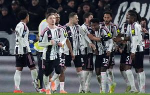 Para pemain Juventus merayakan gol yang dicetak Juan Cabal ke gawang Bologna pada lanjutan Liga Italia 2025/2026, Senin (15/12/2025) dini hari WIB. (Spada/LaPresse via AP)