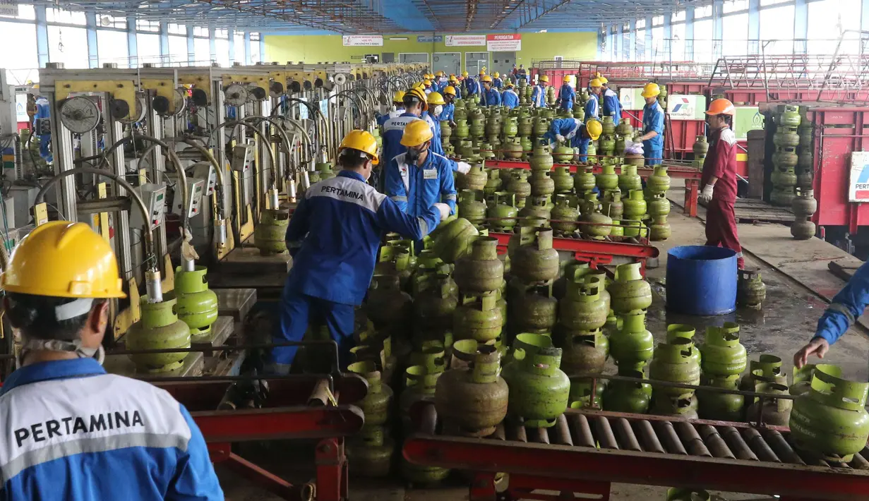 Suasana proses pengisian LPG ke tabung Elpiji 3 kg di Depot LPG Tanjung Priok, Jakarta, Senin (21/5). Produk Elpiji di wilayah MOR III meliputi yang provinsi DKI Jakarta, Jawa Barat dan Banten mengalami kenaikan permintaan. (Liputan6.com/Angga Yuniar)