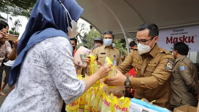 Operasi Pasar 4000 Pouch Minyak Goreng dari Pemkot Disambut Antusias Warga Tangsel