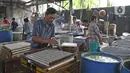 Suasana pembuatan tahu industri rumah di kawasan Jalan Duren Tiga, Jakarta Selatan, Senin (19/10/2020). Sejak pandemi berlangsung produksi pembuatan tahu tetap berjalan namun secara penjualan ataupun permintaan menurun di pasar karena banyaknya kantin dan pasar tutup. (Liputan6.com/Herman Zakharia)