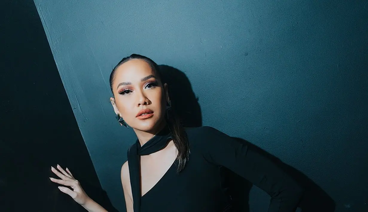 Pilihan gayanya yang keren juga patut diacungi jempol dengan mini dress berwarna hitam, BCL tampil awet muda. Outfit dengan lengan yang asimetris ini berhasil memamerkan body goalsnya dengan sempurna. [Foto: Instagram/bclsinclair]