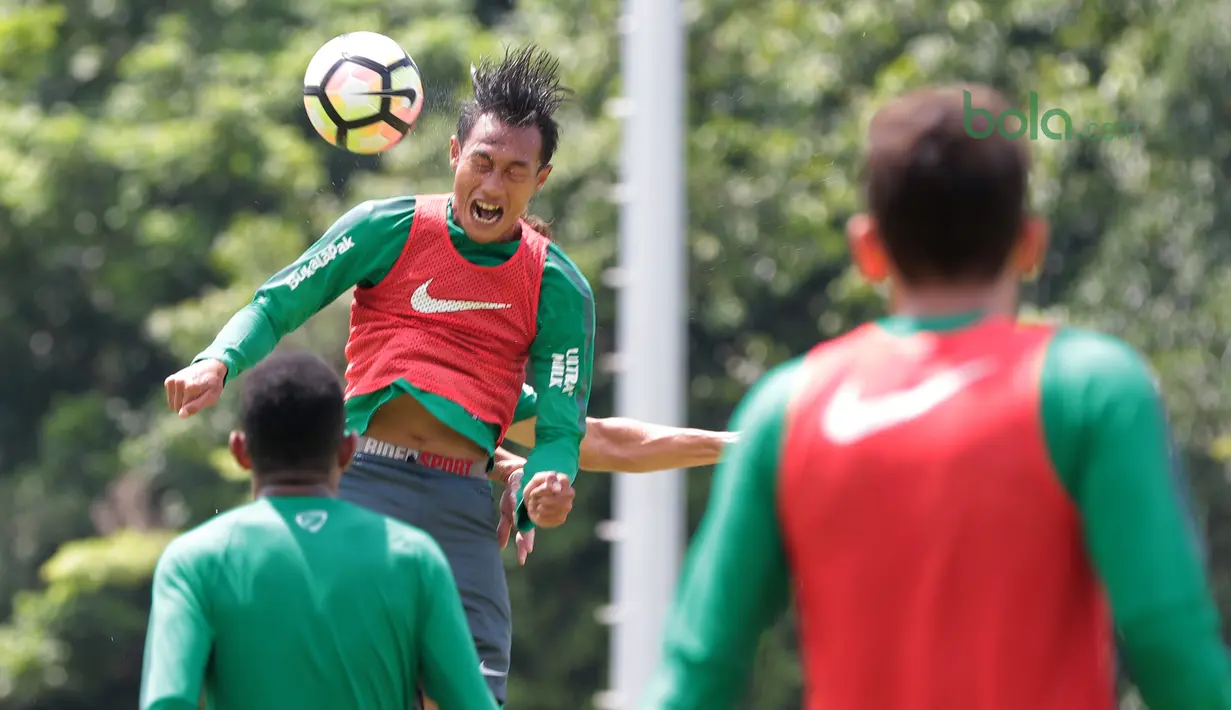 PemainTimnas Indonesia U-23, Hansamu Yama berebut bola dengan rekannya pada saat latihan di Lapangan A,B,C, Senayan, Jakarta (21/2/2018). Latihan ini merupakan persiapan Asian Games 2018. (Bola.com/Nick Hanoatubun)