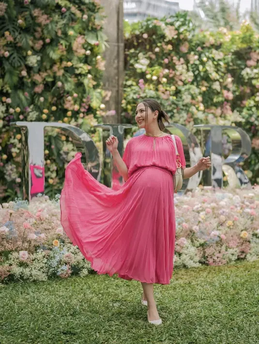 Sedangkan Jessica Mila tampak begitu memikat dengan gaun flowy pink yang memberikan kesan fresh dan stunning pada tampilan/ [Foto: Instagram/ Jessica Mila]