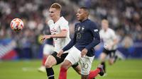 Bek timnas Austria Philipp Lienhart berebut bola dengan penyerang Prancis Kylian Mbappe pada laga lanjutan UEFA Nations League 2022/2023 di Srade de France, Jumat dini hari WIB (23/9/2022). Kylian Mbappe dan Olivier Giroud mencetak masing-masing satu gol untuk membawa Prancis mengalahkan Austria 2-0. (AP Photo/Christophe Ena)