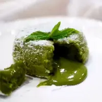 Ingin ngemil yang sehat, kalori rendah, gak ganggu diet, tapi enak? Praktikkan resep Matcha Lava Cake ini, yuk.