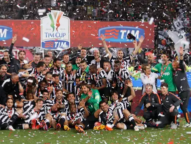 Para pemain Juventus berpesta merayakan keberhasilan meraih gelar juara Coppa Italia usai mengalahkan Lazio di Final Coppa Italia di Olimpico Roma, Italia, Rabu (20/5/2015). Ini merupakan gelar ke 10 Juventus di coppa italia. (Reuters/Giampiero Sposito)