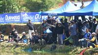 Suasana hangat penuh nostalgia menyelimuti acara Fun Fishing with Persib Legend, yang digelar di kolam pemancingan milik Umuh Muchtar di Ciluluk, Tanjungsari, Sumedang, Minggu (12/10/2025). (Bola.com/Muhammad Faqih)