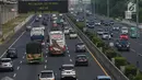 Padat merayap kendaraan di ruas jalan Tol Jakarta-Cikampek, Bekasi, Jawa Barat, Sabtu (29/12). Menghadapi libur panjang akhir tahun diperkirakan volume kendaraan meningkat hingga 30 persen. (Merdeka.com/Imam  Buhori)