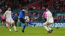 Penyerang Italia, Domenico Berard melakukan tembakan ke gawang Spanyol pada pertandingan semifinal Euro 2020 di di stadion Wembley di London, Rabu (7/7/2021).  Gli Azzurri berhak ke final Piala Eropa 2020. (AP Photo/Frank Augstein)