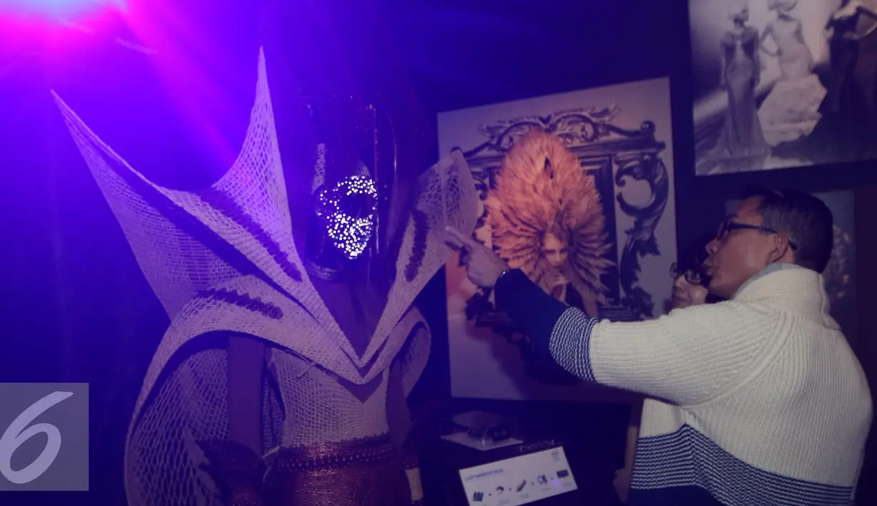 Pengunjung melihat hasil karya Rinaldy A. Yunardi di Pop Up Gallery Senayan City, Jakarta (15/4). Fashion Nation tahun ini sekaligus merayakan 20 tahun perjalanan karier Rinaldy A Yunardi dalam industri fesyen Indonesia. (Liputan6.com/Herman Zakharia)