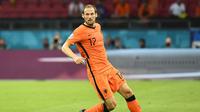Pemain Belanda, Daley Blind, saat bermain menghadapi Ukraina pada laga fase grup Euro 2020, di Stadion Johan Cruyff Arena, Senin (14/6/2021) dini hari WIB. (AFP/Piroschka Van De Wouw)