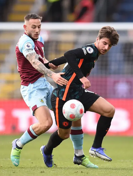 Pemain Burnley Josh Brownhill (kiri) berebut bola dengan pemain Chelsea Mason Mount pada pertandingan sepak bola Liga Inggris di Turf Moor, Burnley, Inggris, 5 Maret 2022. Chelsea menang 4-0. (Oli SCARFF/AFP)
