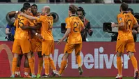 Para pemain Timnas Belanda merayakan gol pertama Belanda ke gawang Timnas Amerika Serikat yang dicetak Memphis Depay dalam laga babak 16 besar Piala Dunia 2022 di Khalifa International Stadium, Doha, Qatar, Sabtu (3/12/2022) malam WIB. (AP/Ebrahim Noroozi)
&nbsp;