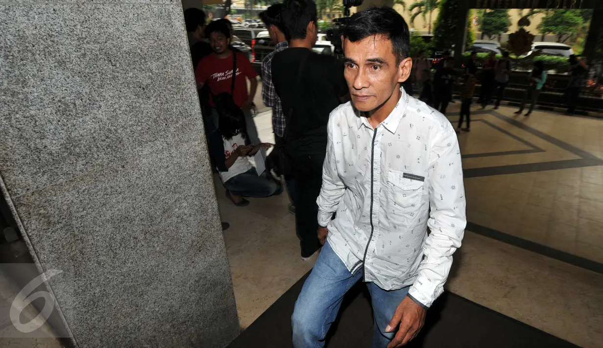 Papa T. Bob saat berada di Bareskrim, Jakarta, Selasa (11/3/2015) Kedatangan mereka untuk melaporkan 3 brand karoke (Inul Vizta, Nav, Happy Puppy) dalam pelanggaran hak cipta bidang penggandaan. (Liputan6.com/Helmi Afandi) 