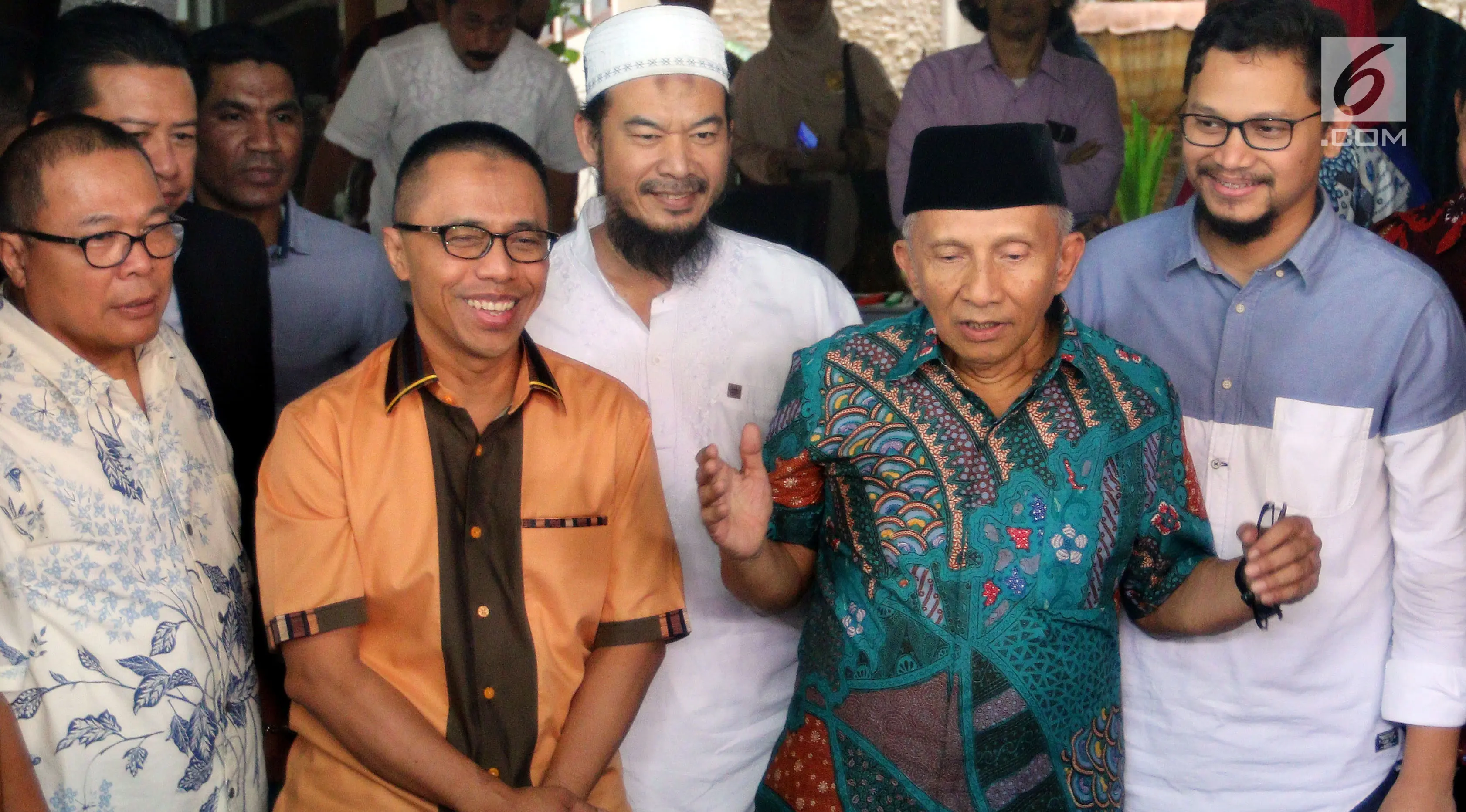 Mantan Ketum PAN, Amien Rais memberikan keterangan pers di kediamannya di Jakarta, Jumat (2/6). Amien Rais mengklarifikasi Dana yang disebut dalam persidangan kasus alat kesehatan mengalir ke dirinya sebesar Rp 600 juta. (Liputan6.com/Johan Tallo)