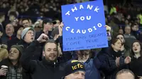 Ucapan terima kasih Fans Leicester City untuk mantan pelatih Claudio Ranieri pada lanjutan Premier League di King Power Stadium, (27/2/2017). Leicester City menang 3-1.  (Nick Potts/PA via AP)