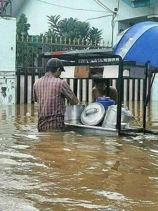 6 Potret Orang Jualan di Pinggir hingga Tengah Sungai Ini Nyeleneh