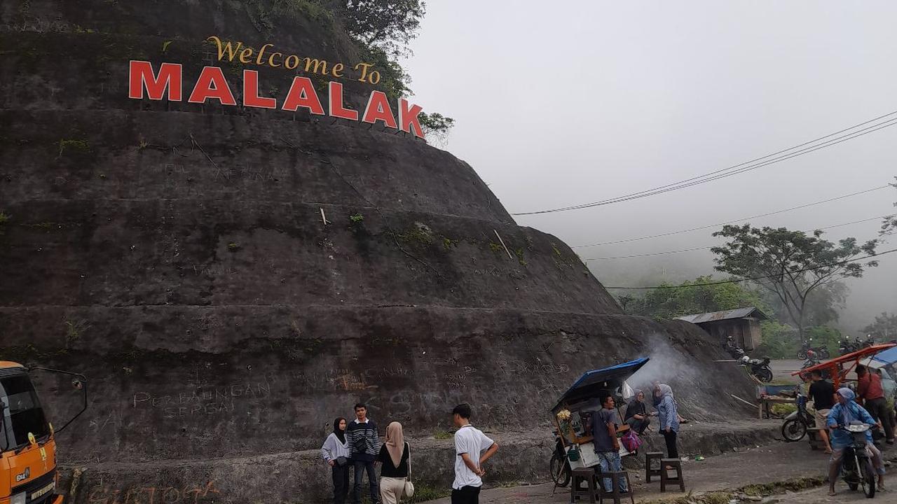 Sitinjau Lauik ini merupakan jalan yang terkenal ekstrem karena tikungannya dan sering terjadi kecelakaan hingga longsor.