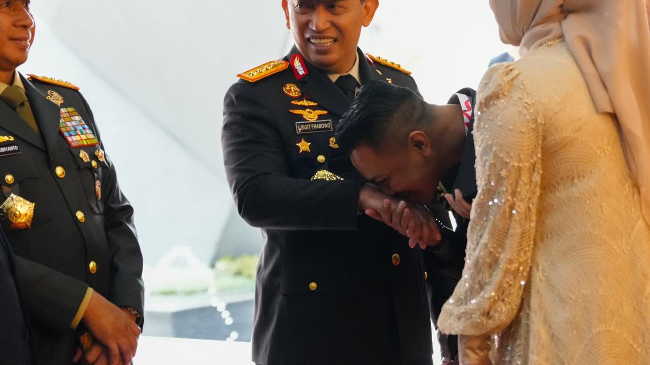 Ajudan Kapolri temani istrinya saat dilantik jadi anggota DPD
