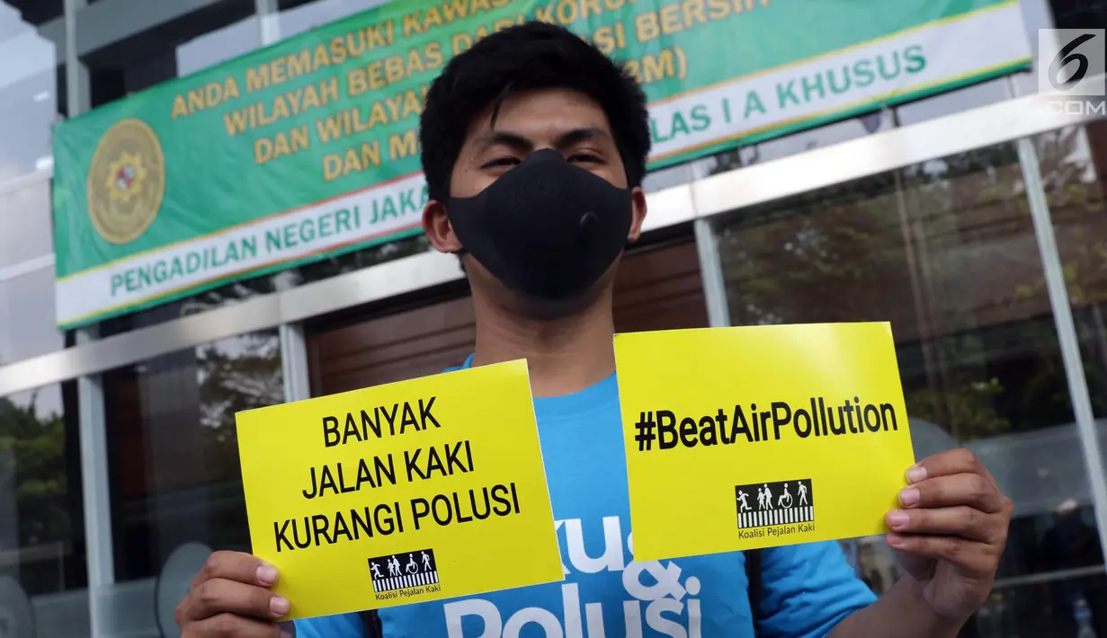 Aktivis membentangkan tulisan saat menunggu proses pengajuan gugatan warga untuk menuntut hak mendapatkan udara bersih di Pengadilan Negeri Jakarta Pusat, Kamis (4/7/2019). Mereka mengajukan gugatan warga negara kepada tujuh pihak tergugat. (Liputan6.com/Helmi Fithriansyah)