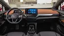 Dashboard mobil ini memiliki desain simple yang senada dengan eksterior. Elemen garis lurus yang bertumpuk memberikan nuansa modern dan elegan. Hal ini didukung dengan balutan material berkualitas di sekujur interior. Panel silver memberikan kesan mewah di dalam kabin. Layar tengah, panel AC, dan ventilasi AC didesain mengarah ke pengemudi untuk memberikan kesan sporty. (Source: caranddriver.com)