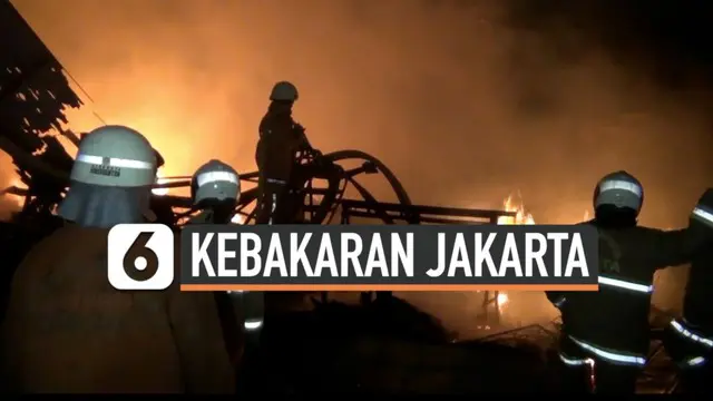 Gudang peralatan pesta di Srengseng Kembangan Jakarta Barat terbakar hebat Selasa (19/1) dini hari. Api cepat menyebar hanguskan barang-barang di gudang.
