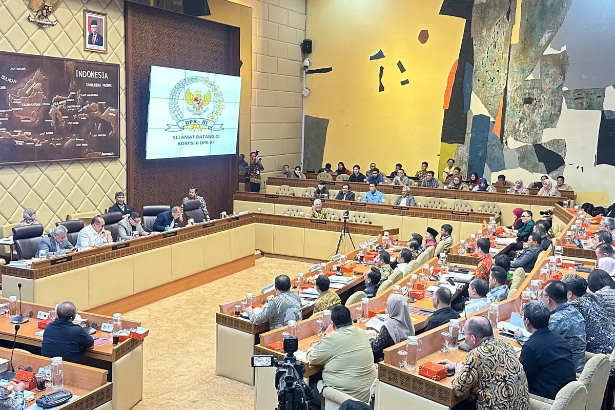 Komisi II DPR rapat dengan KPU, Kemenkumham, Kemendagri soal revisi PKPU Nomor 8 Tahun 2024 yang mengakomodir putusan MK soal ambang batas dan batas usia dalam pilkada, Minggu (25/8/2024).