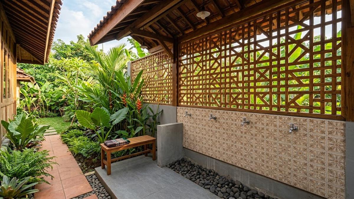 11 Desain Tempat Wudhu Rumah dengan Dinding Roster, Adem dan Estetik