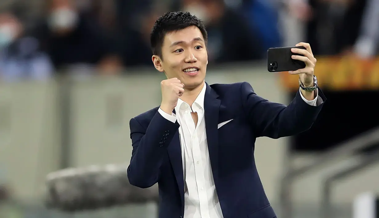 Presiden Inter Milan, Steven Zhang, melakukan swafoto usai tim nya mengalahkan Shakhtar Donetsk pada laga semifinal Liga Europa di Dusseldorf Arena, Selasa (18/8/2020). Inter Milan akan berjumpa Sevilla di final. (Lars Baron/Pool via AFP)