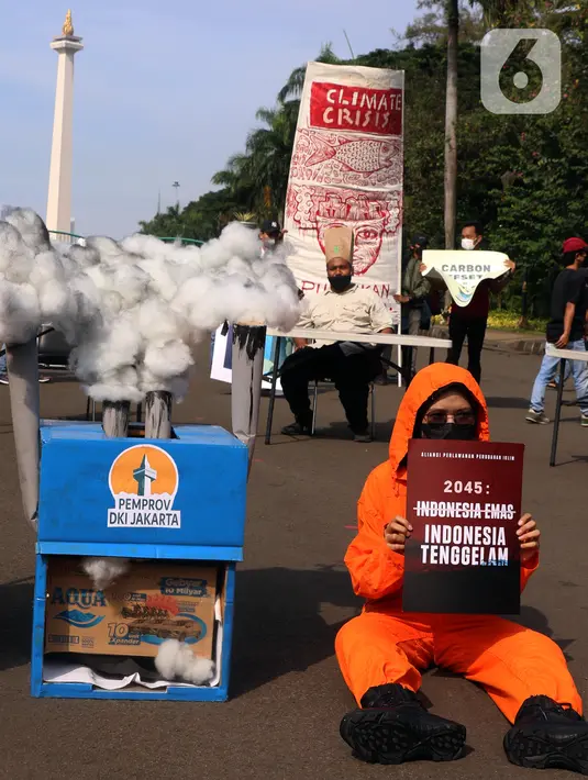 Aliansi Perlawanan Iklim melakukan aksi damai di kawasan Monas, Jakarta, Jumat (5/11/2021). Massa menyerukan bahwa bumi sedang darurat serta krisis iklim namun dibiarkan karena negara hanya melindungi oligarki dan bisnisnya, bukan masa depan seluruh rakyat Indonesia. (Liputan6.com/Angga Yuniar)