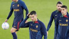 Cristiano Ronaldo baru saja membuat kisruh di Manchester United menyusul wawancara kontroversialnya. (AP/Armando Franca)