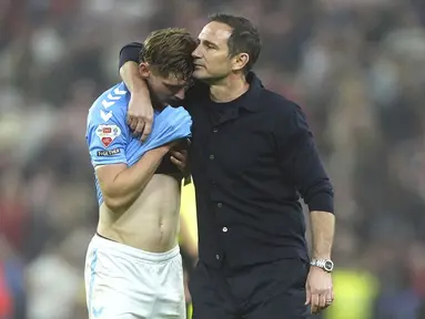 Pelatih Coventry City, Frank Lampard memeluk pemainnya Jack Rudoni setelah timnya kalah dari Sunderland dalam laga leg 2 babak semifinal play off Championship di Stadium of Light, Sunderland, Inggris, Selasa (13/05/2025) waktu setempat. (AP Photo/PA/Owen Humphreys)