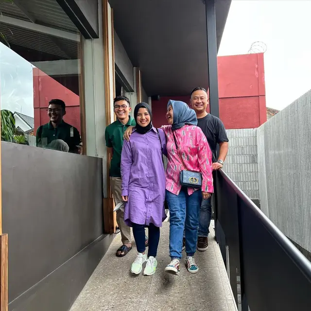 Mantap Berhijab, Ini 6 Potret Penampilan Terbaru Tya Ariestya