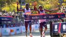 Pelari Kenya, Benson Kipruto (kiri) dan kompatriotnya, Alexander Mutiso melintasi garis finis pada ajang New York Marathon 2025 pada Minggu (02/11/2025) waktu setempat. Ini menjadi finis dengan jarak terdekat dalam ajang maraton dengan selisih 0,03 detik. (AP Photo/Angelina Katsanis)