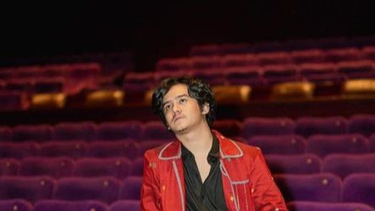 Hadir di Ajang Oscar 2024, 8 Foto Tampan Kevin Ardilova Pemeran Utama Film AUTOBIOGRAPHY