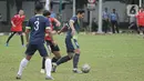 Pemain tim fraksi Gerinda berebut bola dengan pemain tim Gedung Taman DPR saat pertandingan dalam rangkaian HUT Gerindra ke-15 di Lapangan Sepak bola DPR RI, Jakarta, Selasa (31/1/2023). Sejumlah kegiatan dilaksanakan dalam rangkaian HUT Gerinda Ke-15 yang digelar sederhana dan tidak secara foya-foya. (Liputan6.com/Faizal Fanani)