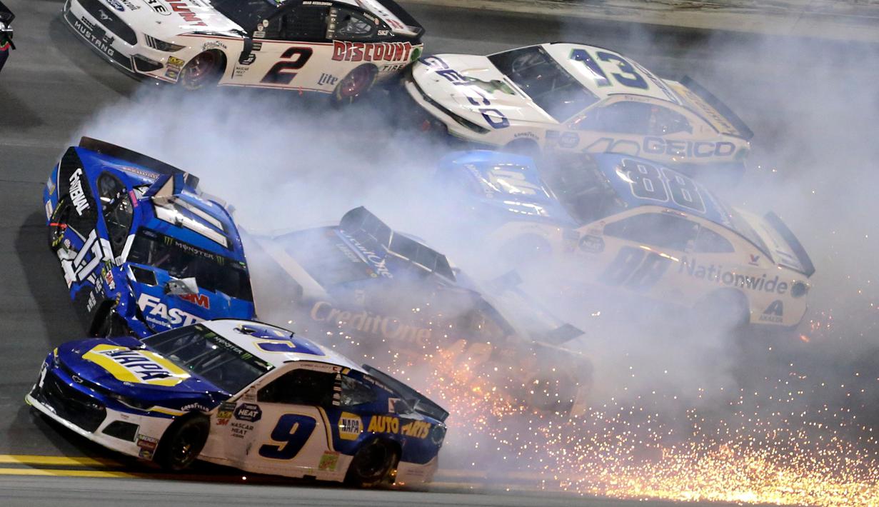 Sejumlah mobil terlibat kecelakaan dalam balapan NASCAR Daytona 500 di Daytona International Speedway, Daytona Beach, Florida, AS, Minggu (17/2). Kru bekerja keras untuk membersihkan serpihan mobil yang terlibat kecelakaan. (AP Photo/Gary McCullough)
